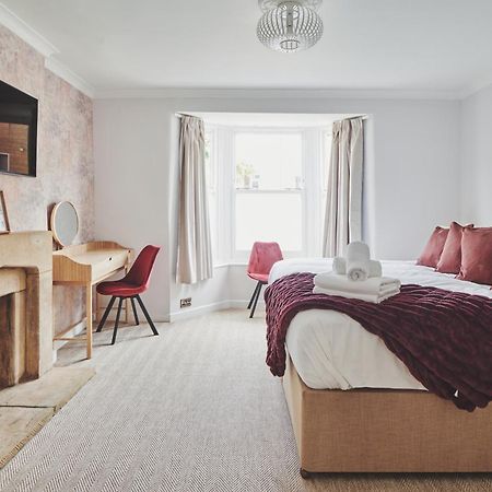 เดอะ แลนส์ดาวน์ เกสต์เฮาส์ Bourton-on-the-Water ภายนอก รูปภาพ A bedroom at the hotel