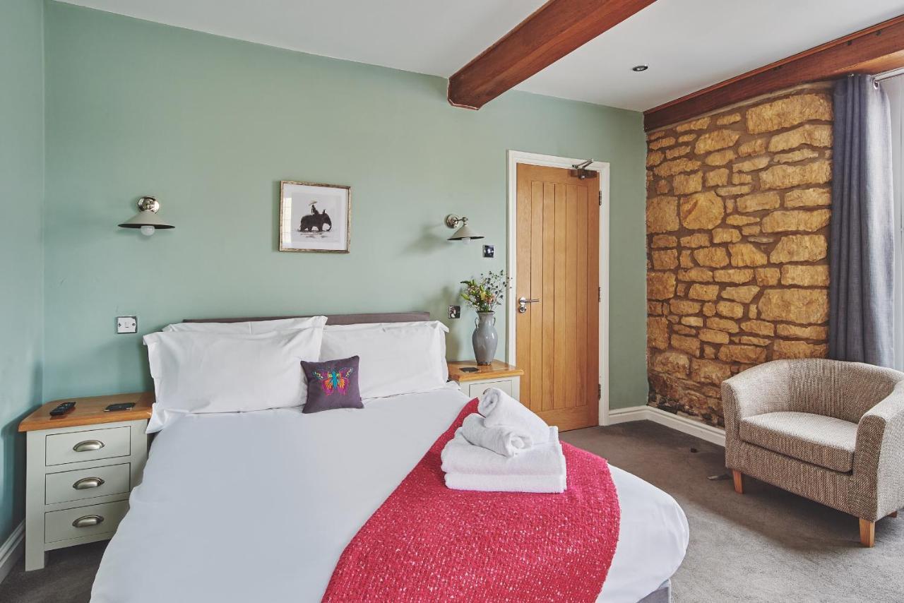 เดอะ แลนส์ดาวน์ เกสต์เฮาส์ Bourton-on-the-Water ภายนอก รูปภาพ A bedroom at The Old Post Office