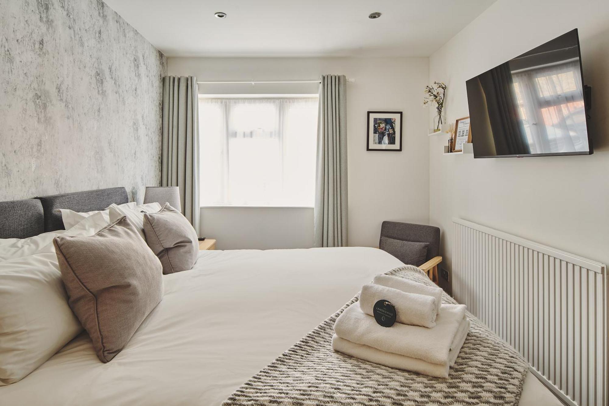 เดอะ แลนส์ดาวน์ เกสต์เฮาส์ Bourton-on-the-Water ห้อง รูปภาพ A bedroom at the hotel