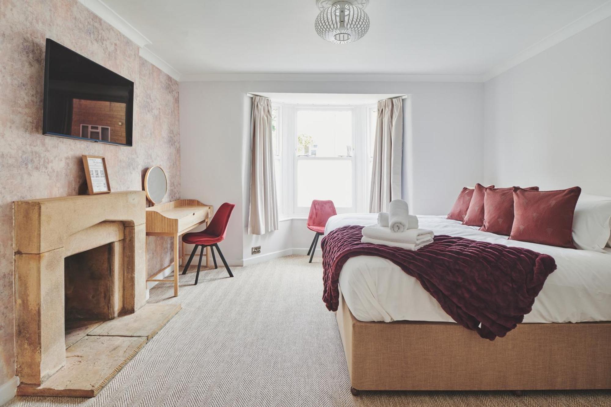 เดอะ แลนส์ดาวน์ เกสต์เฮาส์ Bourton-on-the-Water ภายนอก รูปภาพ A bedroom at the hotel