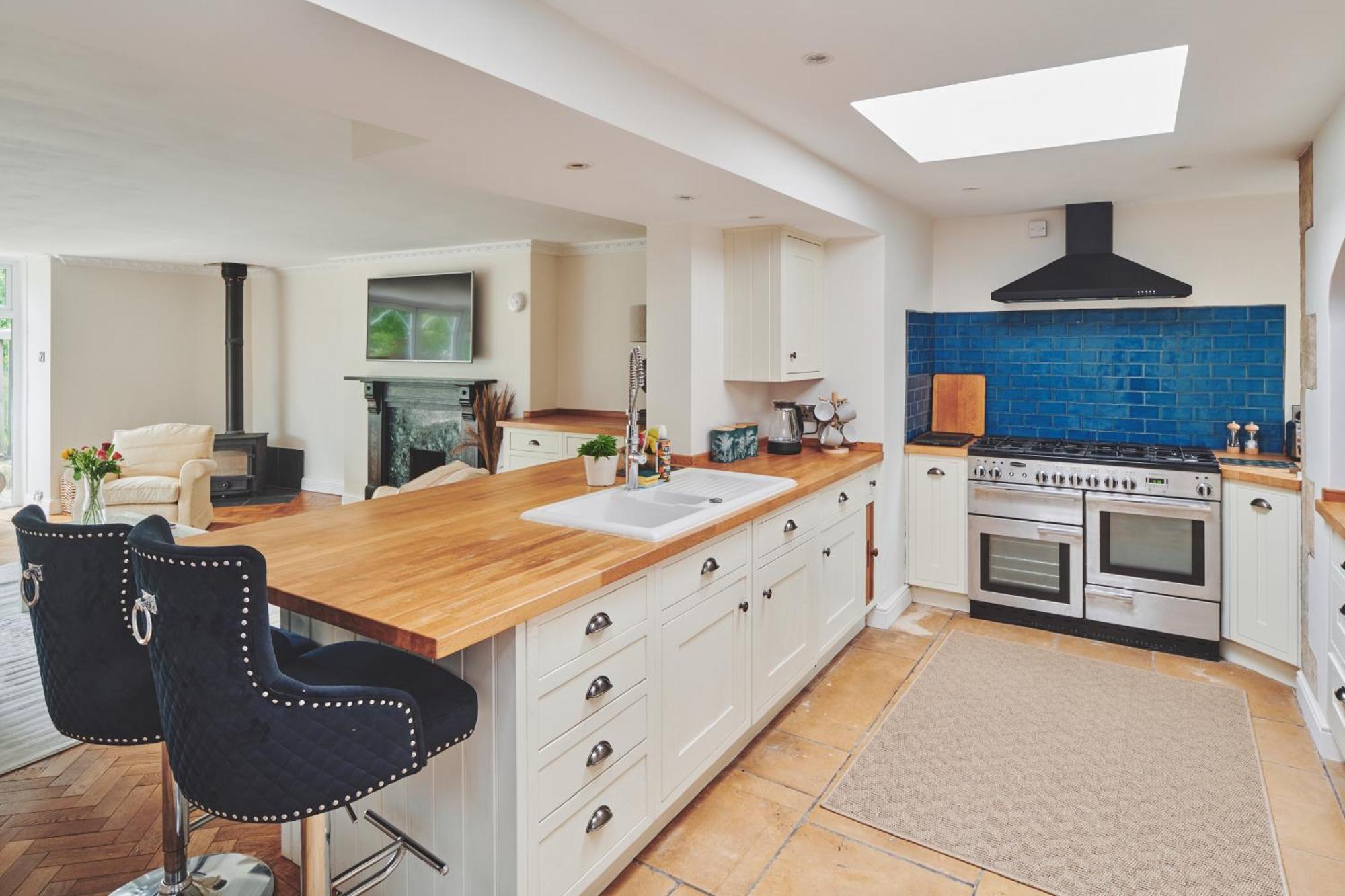 เดอะ แลนส์ดาวน์ เกสต์เฮาส์ Bourton-on-the-Water ภายนอก รูปภาพ A kitchen with a skylight