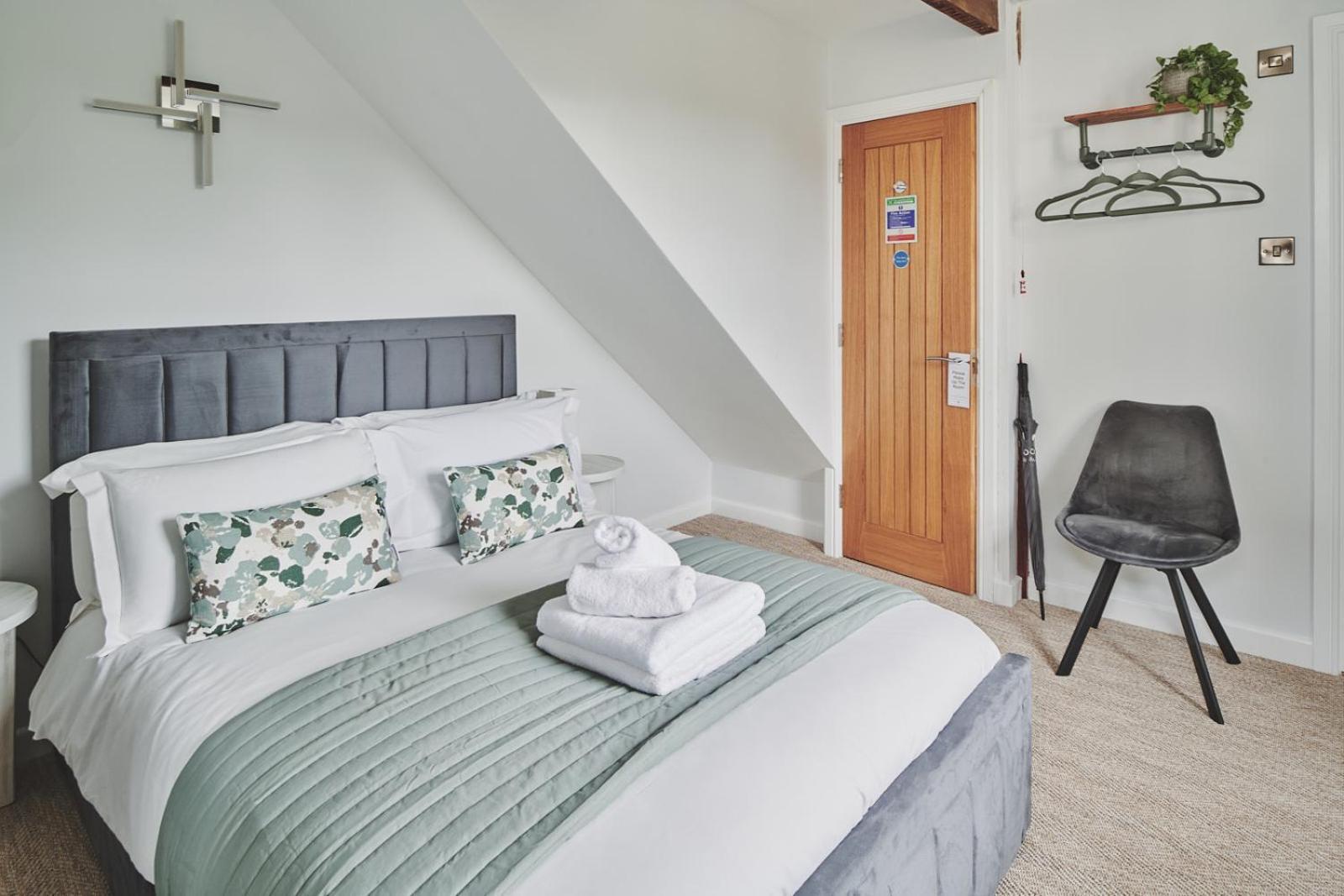 เดอะ แลนส์ดาวน์ เกสต์เฮาส์ Bourton-on-the-Water ภายนอก รูปภาพ A bedroom at the hotel