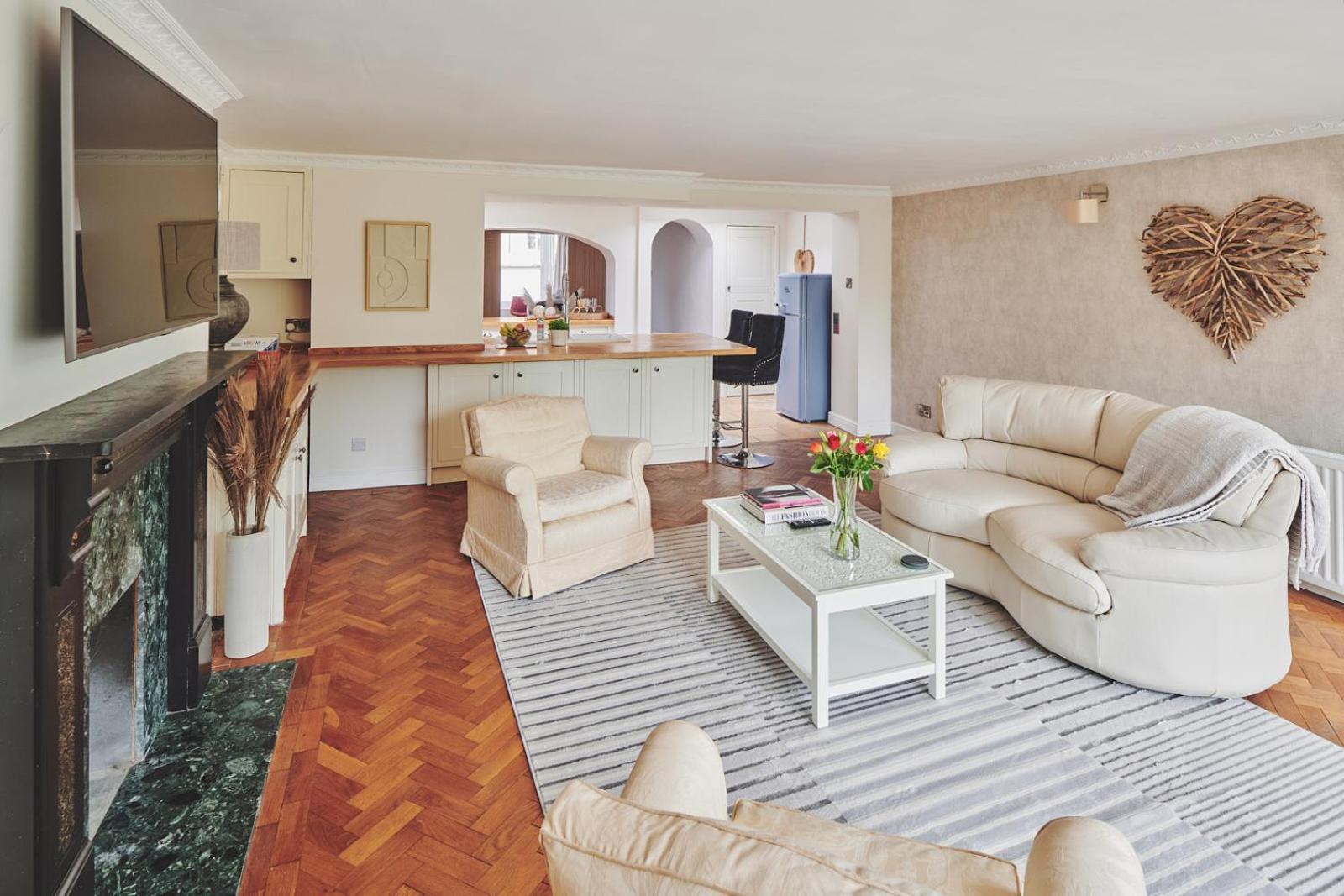 เดอะ แลนส์ดาวน์ เกสต์เฮาส์ Bourton-on-the-Water ภายนอก รูปภาพ A living room