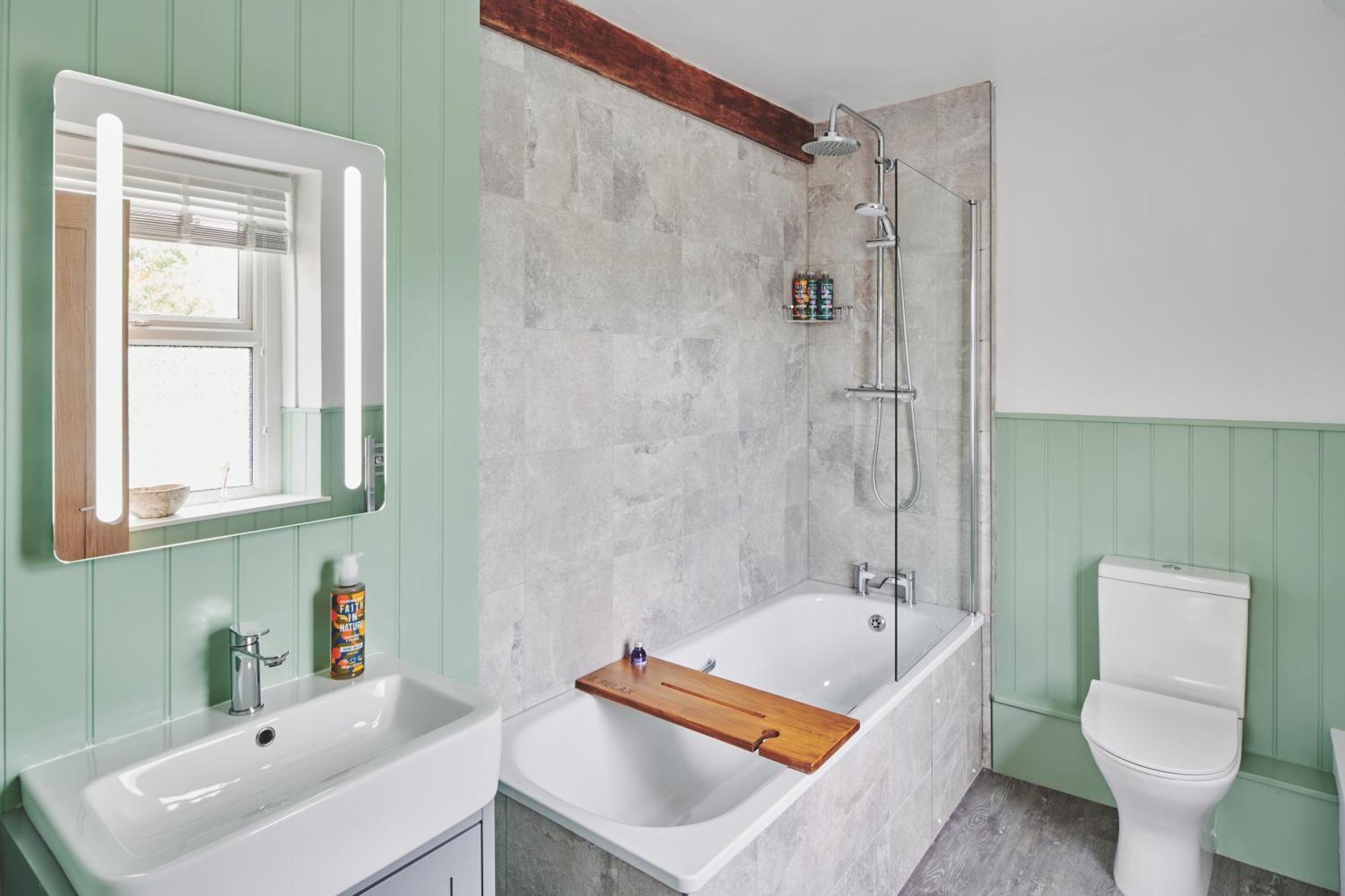 เดอะ แลนส์ดาวน์ เกสต์เฮาส์ Bourton-on-the-Water ภายนอก รูปภาพ Bathroom with shower over bath