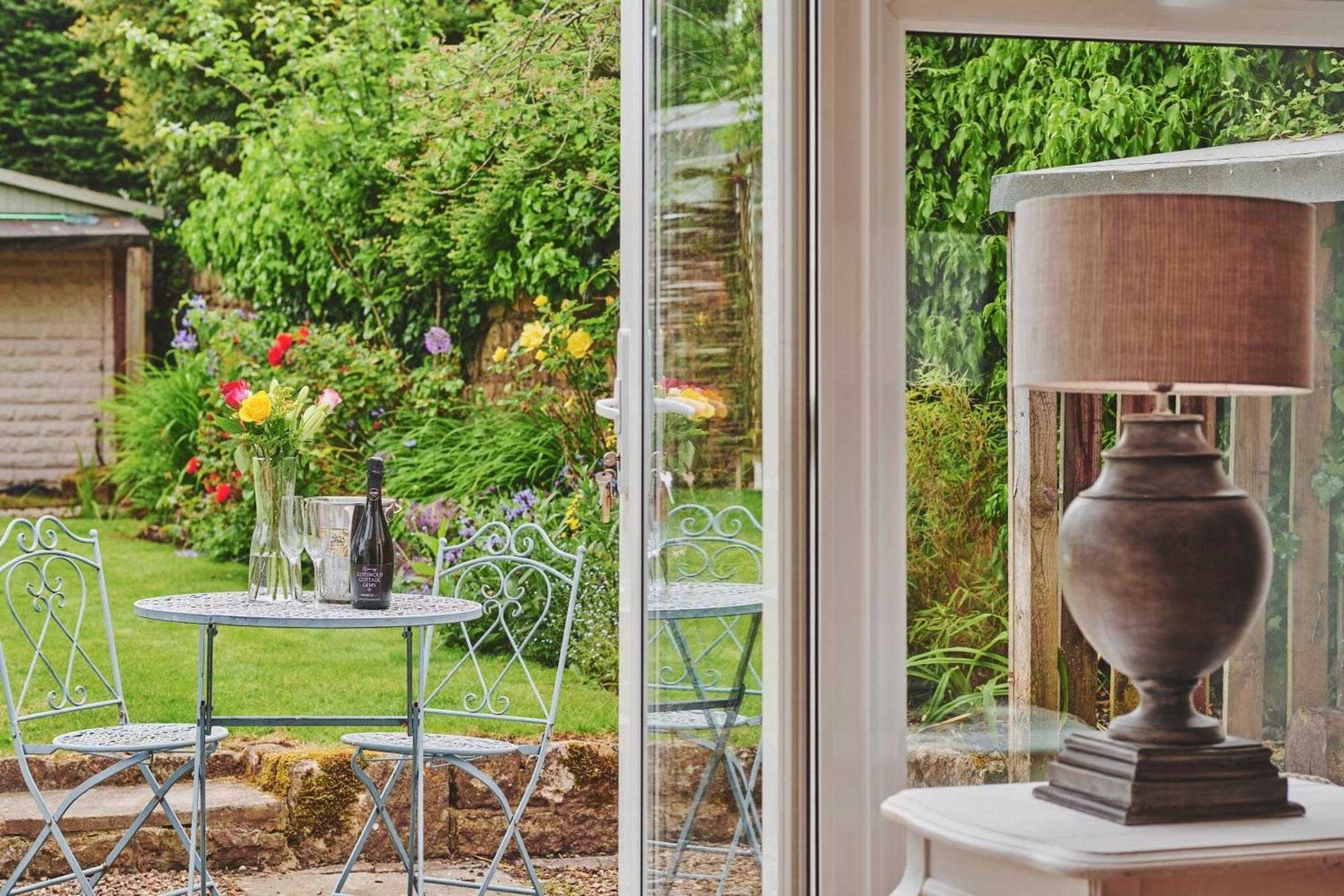 เดอะ แลนส์ดาวน์ เกสต์เฮาส์ Bourton-on-the-Water ภายนอก รูปภาพ A view of the garden from the living room