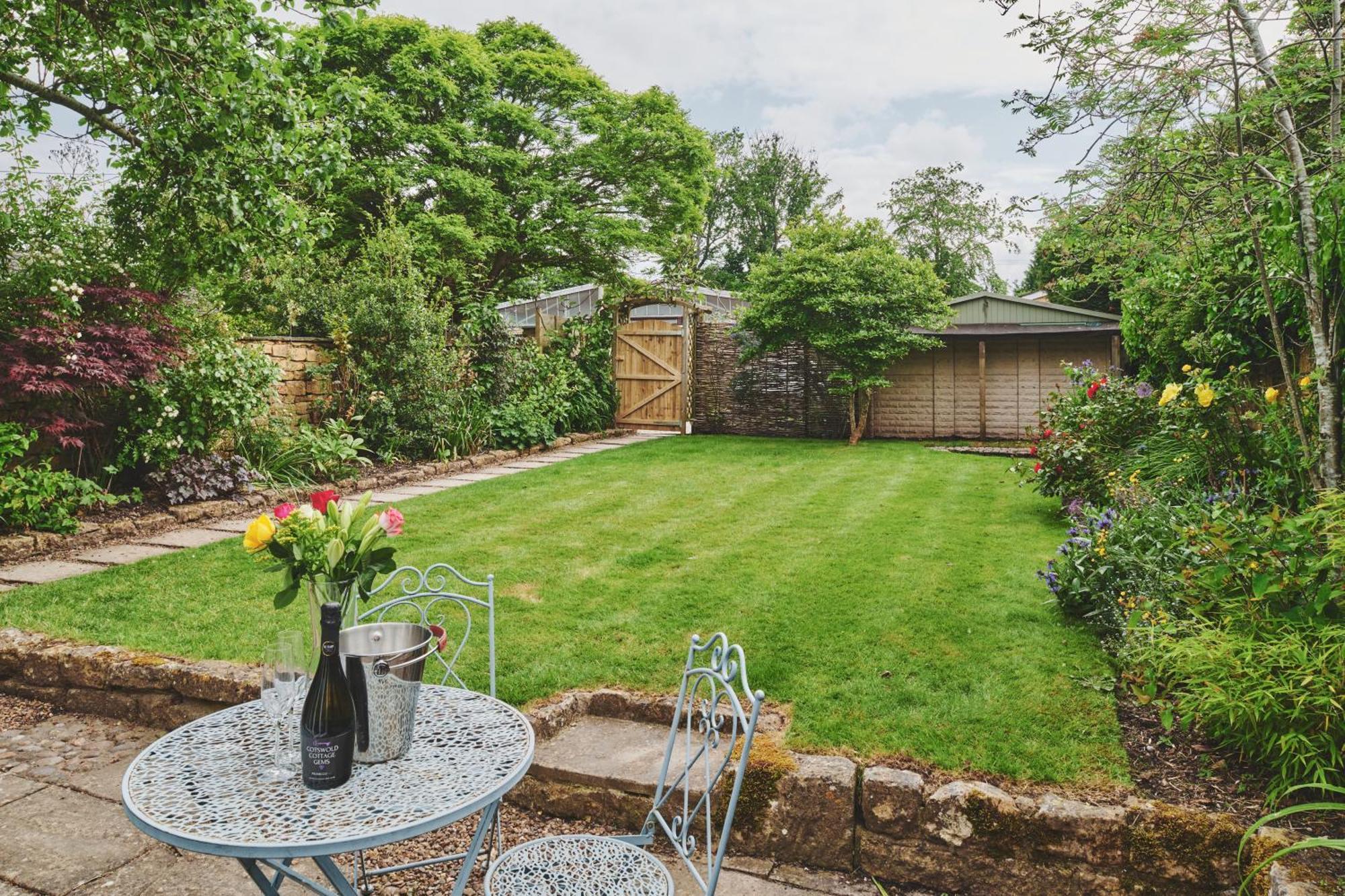 เดอะ แลนส์ดาวน์ เกสต์เฮาส์ Bourton-on-the-Water ภายนอก รูปภาพ The garden of a typical English cottage