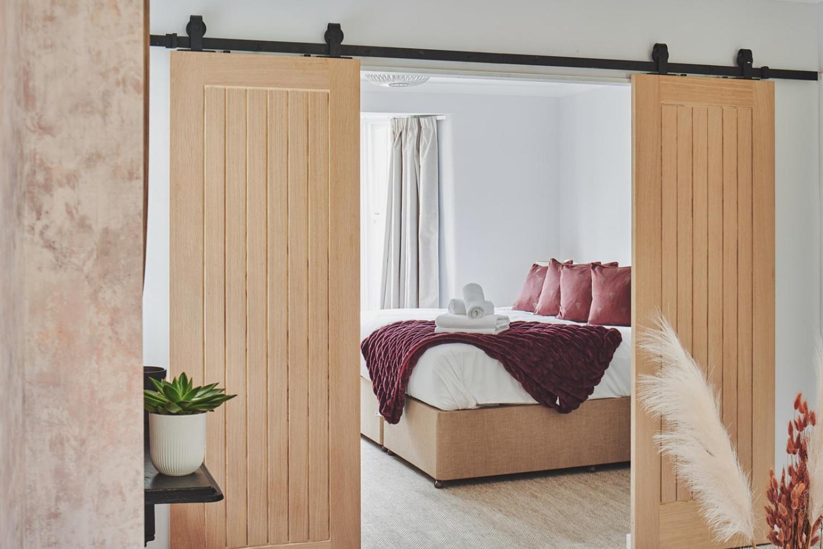 เดอะ แลนส์ดาวน์ เกสต์เฮาส์ Bourton-on-the-Water ภายนอก รูปภาพ Sliding barn doors