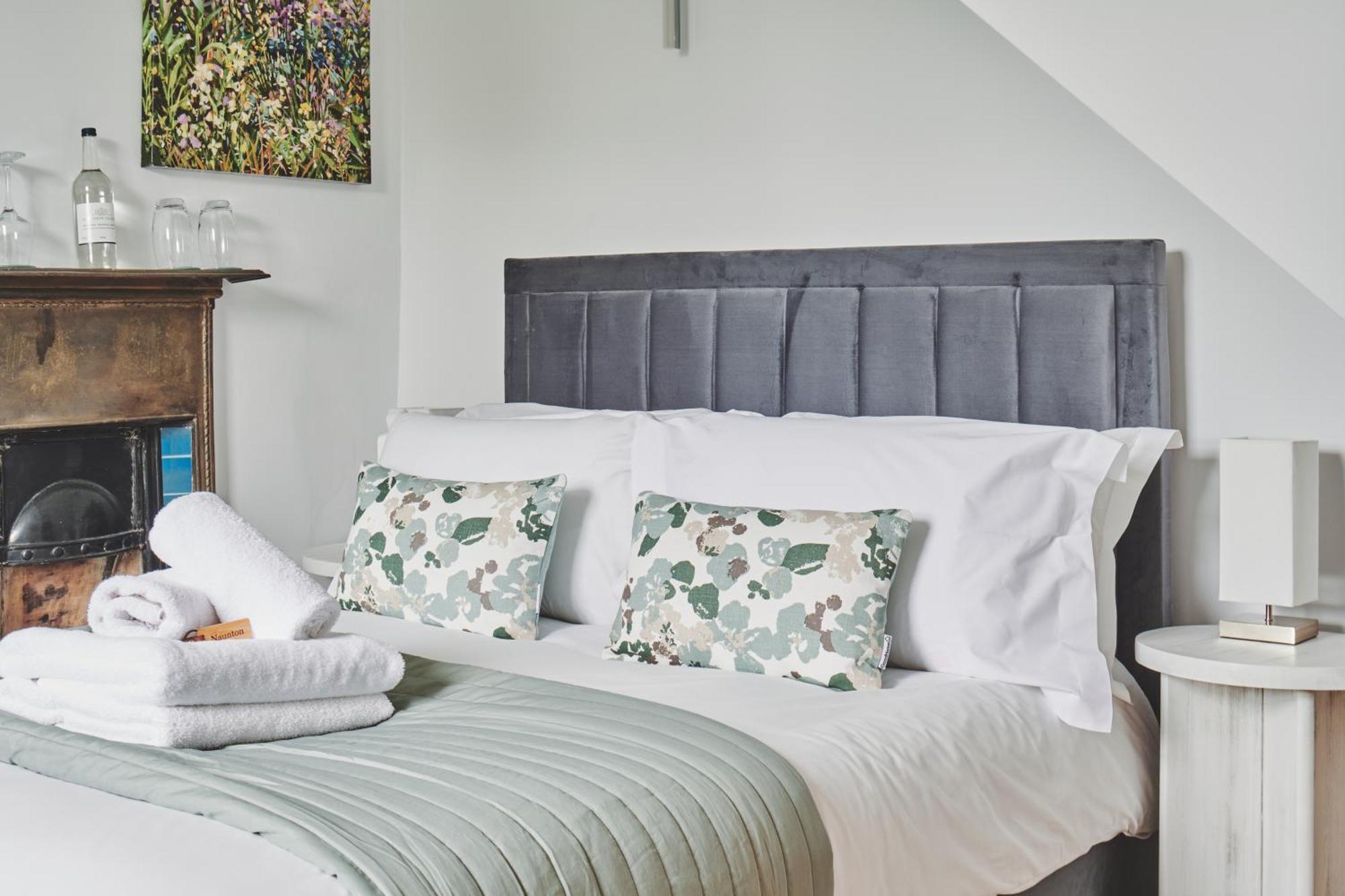 เดอะ แลนส์ดาวน์ เกสต์เฮาส์ Bourton-on-the-Water ภายนอก รูปภาพ A bed with a headboard