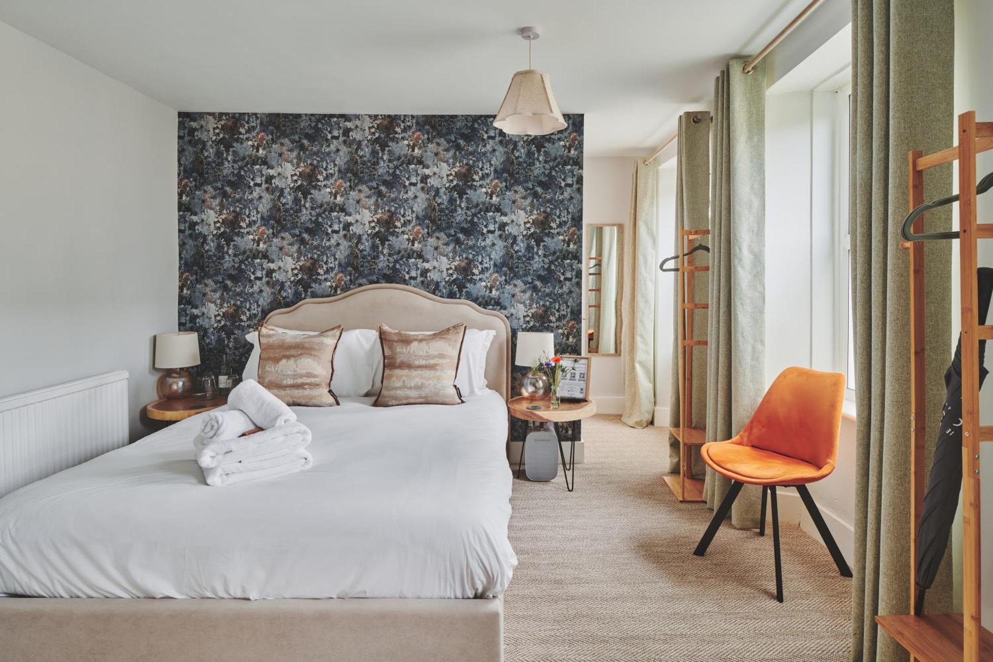 เดอะ แลนส์ดาวน์ เกสต์เฮาส์ Bourton-on-the-Water ภายนอก รูปภาพ A bedroom at The Swan