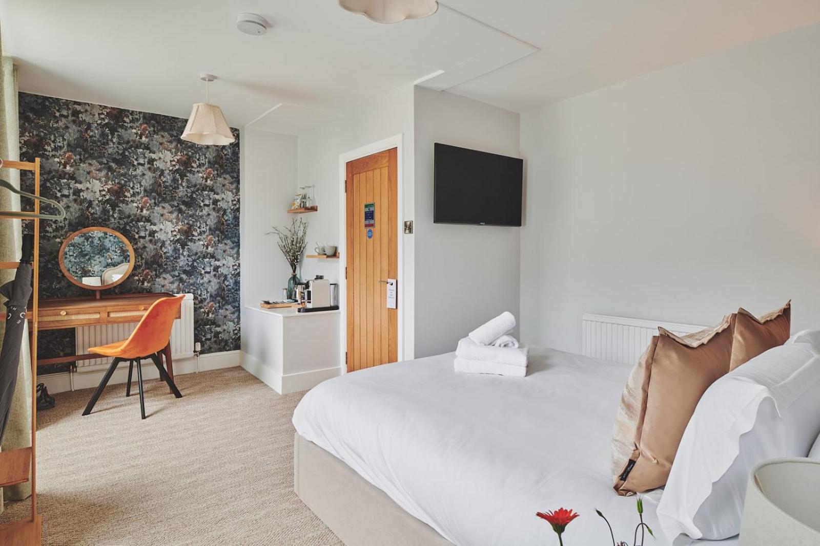 เดอะ แลนส์ดาวน์ เกสต์เฮาส์ Bourton-on-the-Water ภายนอก รูปภาพ A room at The Old Bank Hotel
