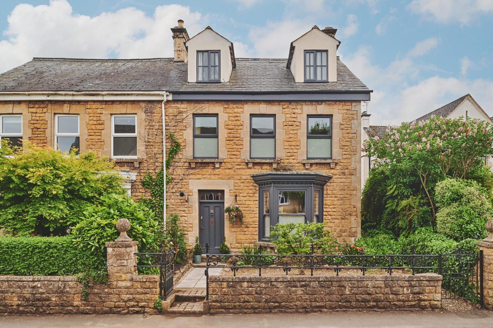 เดอะ แลนส์ดาวน์ เกสต์เฮาส์ Bourton-on-the-Water ภายนอก รูปภาพ The former station building