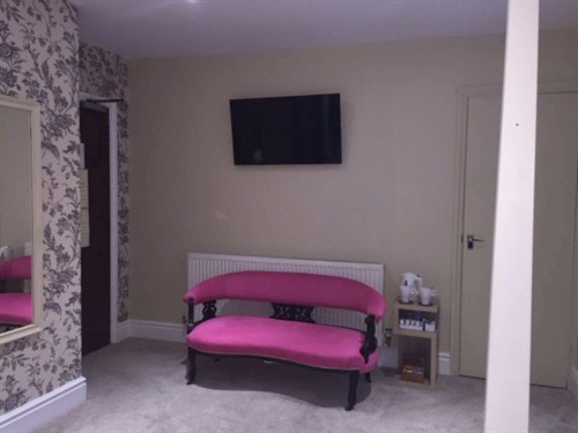 เดอะ แลนส์ดาวน์ เกสต์เฮาส์ Bourton-on-the-Water ภายนอก รูปภาพ The waiting room at the practice