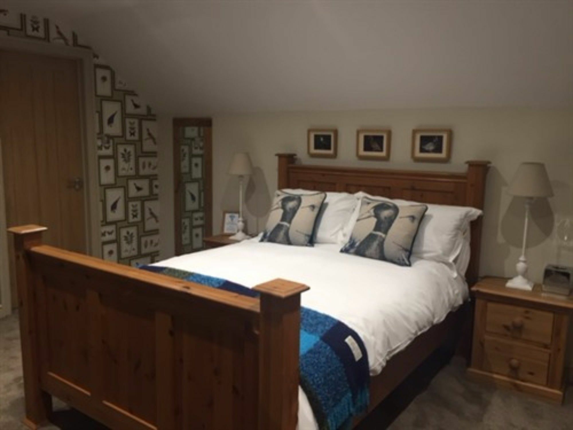 เดอะ แลนส์ดาวน์ เกสต์เฮาส์ Bourton-on-the-Water ภายนอก รูปภาพ A bedroom in the UK