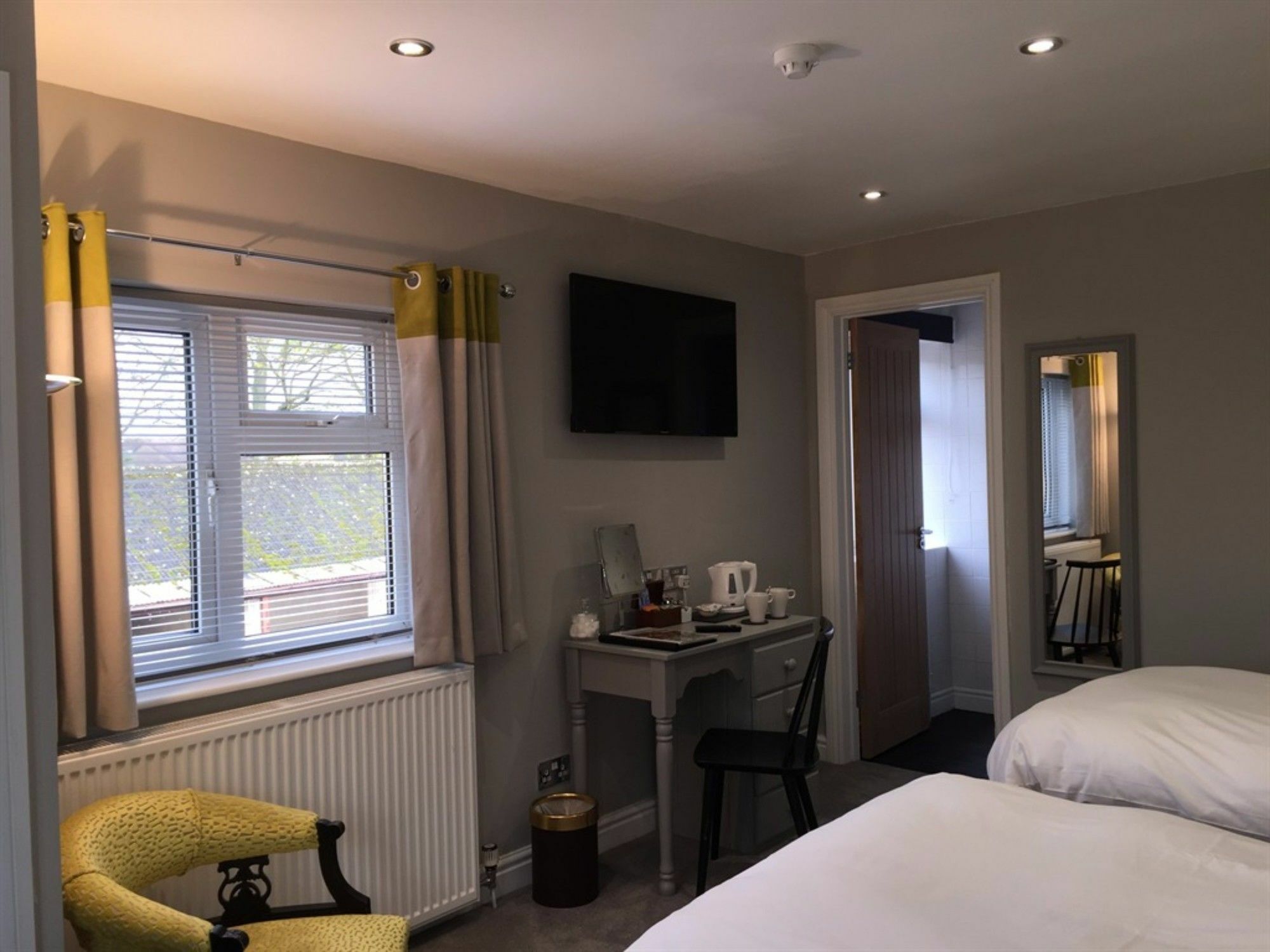 เดอะ แลนส์ดาวน์ เกสต์เฮาส์ Bourton-on-the-Water ภายนอก รูปภาพ A room at the hotel