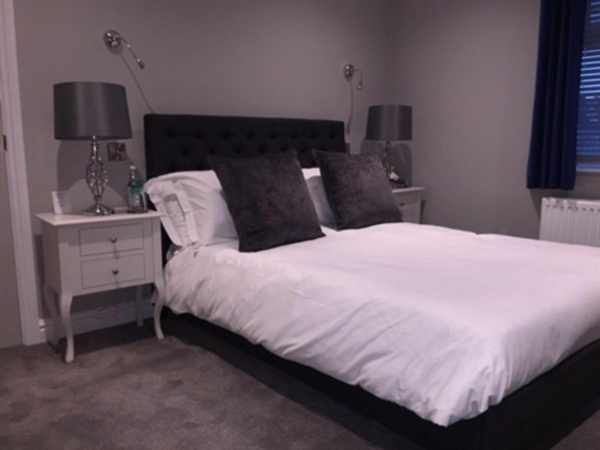 เดอะ แลนส์ดาวน์ เกสต์เฮาส์ Bourton-on-the-Water ภายนอก รูปภาพ A bedroom at the hotel
