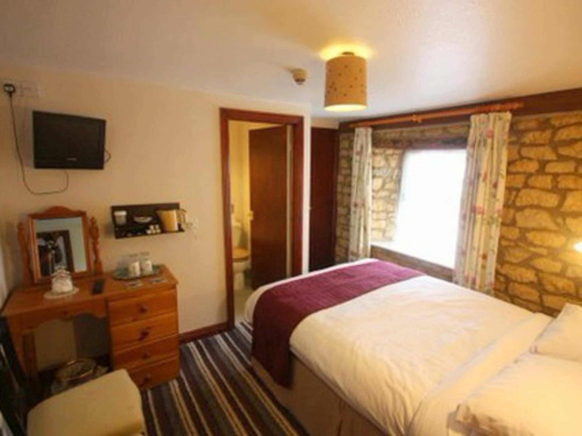 เดอะ แลนส์ดาวน์ เกสต์เฮาส์ Bourton-on-the-Water ภายนอก รูปภาพ A room at the Old Inn