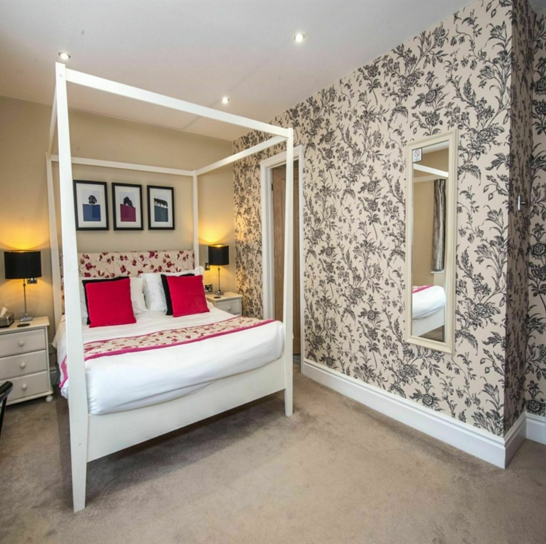 เดอะ แลนส์ดาวน์ เกสต์เฮาส์ Bourton-on-the-Water ภายนอก รูปภาพ A bedroom at The Swan Hotel