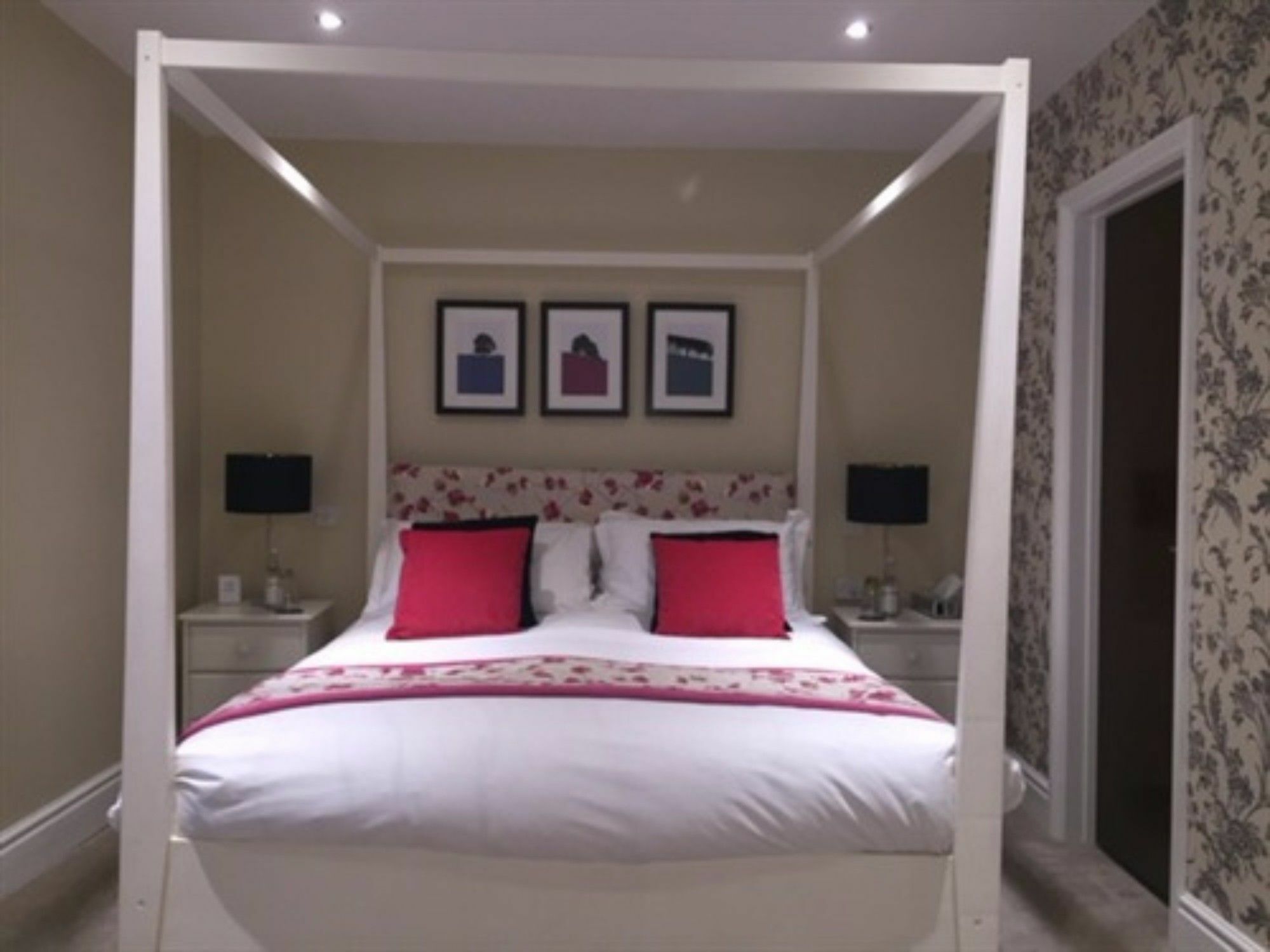 เดอะ แลนส์ดาวน์ เกสต์เฮาส์ Bourton-on-the-Water ภายนอก รูปภาพ A bedroom at the hotel